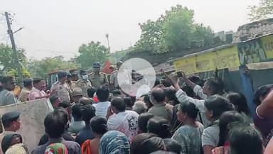 पूरी उम्र बीत जाती है आज के जमाने में लोगों को एक घर बनाने में..!
सोई हुई सरकार को एक पल नहीं लगता आशियाना उजाड़ने में..!!
#बदहाल_छत्तीसगढ़ 
#हमर_छत्तीसगढ़