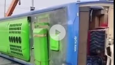 देहरादून: कुआंवाला में शराब फैक्ट्री के सामने एक बस पलटी, मची अफरा-तफरी