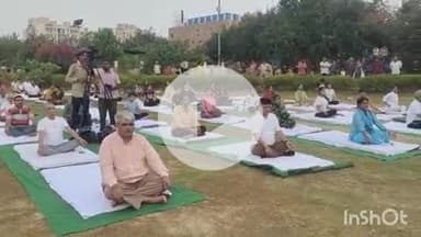 फिरोज़ाबाद: अटल पार्क से योग सप्ताह का शुभारंभ, जनप्रतिनिधियों ने किया आह्वान- हर दिन करें योग, बनाएं जीवन को रोगमुक्त