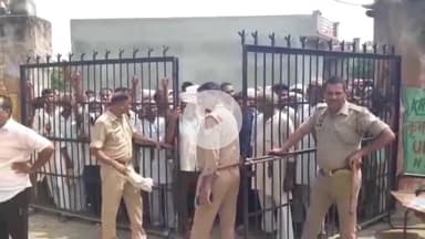 बड़ौत: किसान सहकारी समिति दोघट पर खाद की किल्लत के चलते किसान परेशान, किसानों के हंगामें पर पुलिस बल तैनात#jansamasya