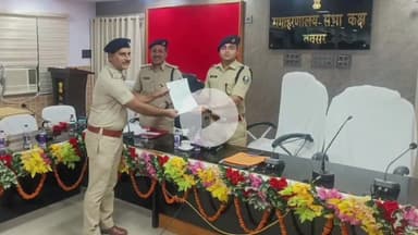 बक्सर: बक्सर कलेक्ट्रेट में उत्कृष्ट कार्य करने वाले पुलिस अधिकारियों और कर्मियों को एसपी ने किया सम्मानित