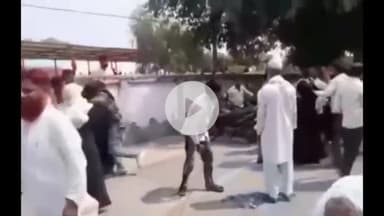 बरेली: बरेली पुलिस लाइन स्थित परिवार परामर्श केंद्र में पति-पत्नी के बीच हुए विवाद में जमकर हुई मारपीट, वीडियो हुआ वायरल