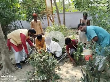 एक पेड़ मां के नाम अभियान में किसान नेता देवस्वरूप पटेल ने दौलतपुर हीरा स्कूल में किया वृक्षारोपण।