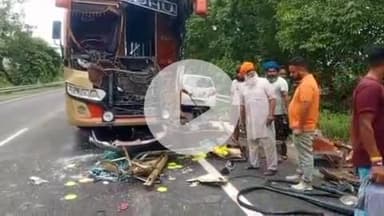 पीलीभीत: गजरौला थाना क्षेत्र में खराब मौसम के कारण ट्रक से पीछे से टकराई बस, 10 यात्रियों को आई मामूली चोट