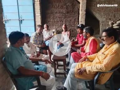 खांड़ेपुर पहुंचे किसान नेता देवस्वरूप पटेल पीड़ित परिवार से मिलकर व्यक्त की शोक संवेदना। छात्र की दुर्घटना में मौत।