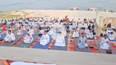 मिर्ज़ापुर: 11वें अंतर्राष्ट्रीय योग दिवस से पहले फतहा घाट पर डीएम ने किया योग सप्ताह का उद्धाटन