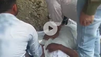 रामपुर: अनवा गांव के पास बाइक सवार व्यक्ति को आया हार्ट अटैक, एक राहगीर ने CPR देकर बचाई जान