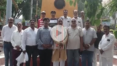 इंदौर: रीगल चौराहे पर स्थापित गांधी प्रतिमा के सामने कांग्रेस ने 'अहमदाबाद विमान हादसे' में मारे गए लोगों को दी श्रद्धांजलि