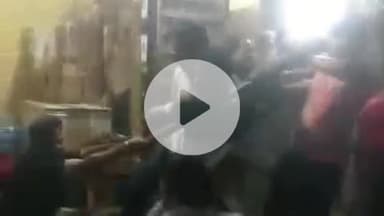 फिरोज़ाबाद: चूडियों के शहर फ़िरोज़ाबाद के सेलई इलाके में शराब के ठेके पर जमकर चले लाठी-डंडे और लात-घूसे, लाइव वीडियो हुआ वायरल