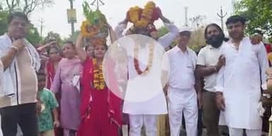 निवाई: नौ दिवसीय भागवत कथा आयोजन को लेकर झिलाय रोड़ स्थित श्री श्याम मंदिर से सिंधी धर्मशाला तक निकली विशाल कलश यात्रा