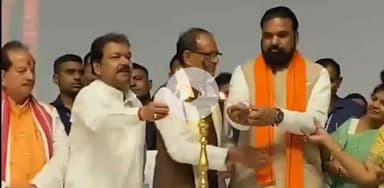 पटना ग्रामीण: बापू सभागार में मनाई गई अमर शहीद बुद्धू नोनिया की जयंती, शिवराज सिंह चौहान को पहनाया चांदी का मुकुट