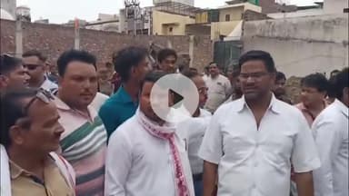 मथुरा: टीला हादसे में बेघर हुए परिवारों से मिलने पहुंचा कांग्रेस का प्रतिनिधि मंडल, कार्रवाई न होने पर करेंगे आंदोलन