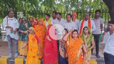 झांसी: एक व्यक्ति द्वारा लक्ष्मी गेट के अंदर मोहल्ले के लोगों को झूठे मुकदमे में फंसाने पर पीड़ितों ने SSP से की शिकायत