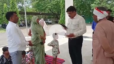 सागर नगर: ग्राम पंचायत ईशुरवारा की महिला सरपंच और उनके ड्राइवर से पूर्व सरपंच ने की मारपीट, एसपी ऑफिस में सरपंच धरने पर बैठी