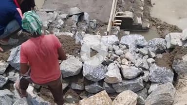 लोहरदगा: चेकडैम निर्माण में अनियमितता, साइड वाल में घटिया पत्थर का उपयोग