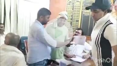 भभुआ: भभुआ नगर परिषद सभागार में नप सभापति द्वारा राशन कार्ड धारकों को किया गया राशन कार्ड का वितरण