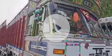 निवाई: बरोनी थाना पुलिस ने NH-25 पर नाकाबंदी के दौरान अवैध बजरी से भरा ट्रक किया ज़ब्त