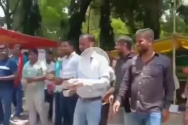 कांके: राजभवन से अल्बर्ट एक्का चौक तक अनुबंध कर्मचारियों ने किया भिक्षाटन