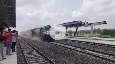 कुरसाकांटा: अररिया-गलगलिया नई रेल लाइन का ट्रायल हुआ, लोगों ने गर्मजोशी से किया स्वागत, लेकिन गाड़ी नहीं रुकी, नाराज़गी भी झलकी