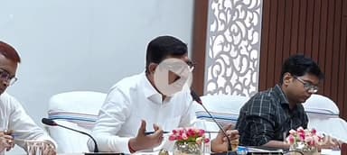 जमुई: समाहरणालय सभागार में डीएम ने साप्ताहिक समीक्षा बैठक की, अधिकारियों को हर दिन ज्यादा मामलों की सुनवाई का आदेश दिया