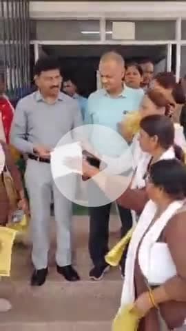 कानपुर: आशा कार्यकर्ताओं ने मुख्य चिकित्सा अधिकारी को उस्मानपुर डीसीसी अनवरगंज के डॉक्टर पर गलत व्यवहार करने का आरोप लगाया