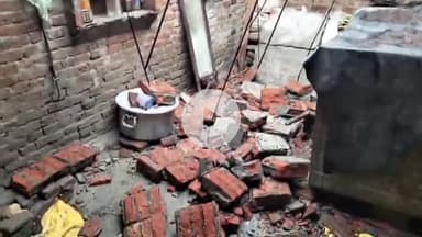 तरबगंज: वजीरगंज के दो अलग-अलग स्थानों पर आसमानी बिजली गिरने से गिरा घर, भैंसे की हुई मौत