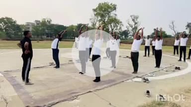 भभुआ: भभुआ पुलिस लाइन केंद्र के ग्राउंड में पुलिस कर्मियों को फिटनेस के लिए कराया गया पीटी का अभ्यास