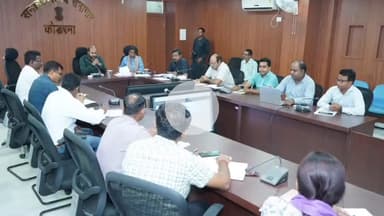 कोडरमा: समाहरणालय में उपायुक्त की अध्यक्षता में योजनाओं की समीक्षा बैठक की गई, निर्माण कार्य में लापरवाही बर्दाश्त नहीं की जाएगी