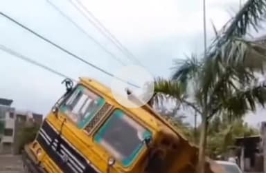 ग्वालियर गिर्द: आनंद नगर बी ब्लॉक में बारिश से खराब सड़क में धंसा ट्रक