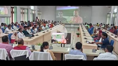 मंझनपुर: मंझनपुर कलेक्ट्रेट में 130 किसानों को मिली राहत, मुख्यमंत्री योजना के तहत 5-5 लाख रुपये की सहायता राशि वितरित