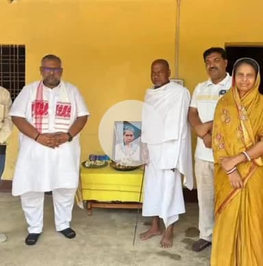 बूरमू: राज्यसभा सांसद प्रदीप कुमार वर्मा ने बुढ़मू में मनोज बाजपेई के पिता को नम आंखों से श्रद्धांजलि दी