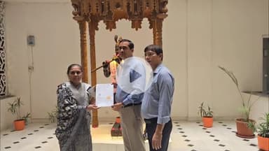 मथुरा: श्री बांके बिहारी कॉरिडोर निर्माण में सहयोग के लिए गोस्वामी परिवार की एक महिला ने DM को स्वेच्छा से सोपे सोफे के कागजात