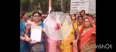 बलिया: कलेक्ट्रेट में आंगनवाड़ी कार्यकत्रियों ने जिलाध्यक्ष श्वेता मिश्रा के नेतृत्व में किया प्रदर्शन