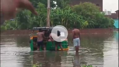 बरेली: कैंट क्षेत्र में बरसात से चनेहटी और प्रकाश कॉलोनी में जलभराव, ग्रामीणों की बढ़ी परेशानी #Jansamasya