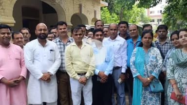 बरेली: बरेली में प्रोन्नत वेतनमान व पदोन्नति मामलों के समाधान के आश्वासन पर माध्यमिक शिक्षक संघ (शर्मा गुट) ने धरना स्थगित किया