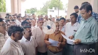 धार: पंचायत सचिवों ने मुख्यमंत्री के नाम एडीएम अश्विनी कुमार रावत को ज्ञापन सौंपा