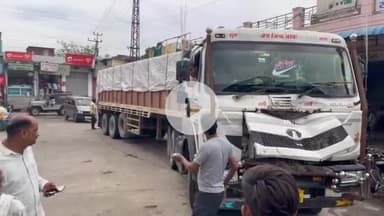 रामगंजमण्डी: मोड़क में अनियंत्रित ट्रक ने सड़क किनारे खड़ी चार बाइकों को कुचला, पुलिस ने किया ज़ब्त