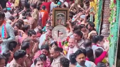 मथुरा: वृन्दावन: सपा के राष्ट्रीय महासचिव शिवपाल यादव बेटे सांसद आदित्य यादव के साथ पहुंचे बांके बिहारी की शरण