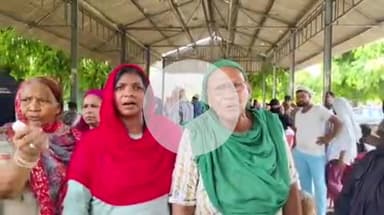 फतेहपुर: बिलंदा चक बरारी में लाल कार्ड को लेकर महिलाओं का हंगामा, पात्र न बनने पर प्रधान और सचिव पर गंभीर आरोप