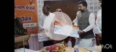 बलिया: उत्तर प्रदेश सरकार के राज्यमंत्री दानिश आजाद अंसारी एवं जिलाधिकारी मंगला प्रसाद सिंह ने कलेक्ट्रेट में चेक बांटे