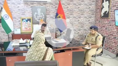 झांसी: वरिष्ठ पुलिस अधीक्षक कार्यालय में एसएसपी ने फरियादियों की समस्याएं सुनीं, संबंधित को दिए निर्देश