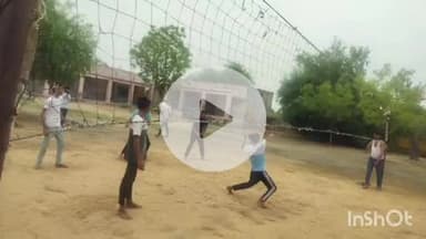 आहोर: गर्मी की छुट्टियों में बिजली गांव में वॉलीबॉल का अभ्यास करवा रहे बालकों को