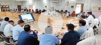 बलिया: जिलाधिकारी मंगला प्रसाद सिंह ने कलेक्ट्रेट सभागार में सीएम डैशबोर्ड एवं निर्माणाधीन परियोजनाओं की प्रगति की समीक्षा की