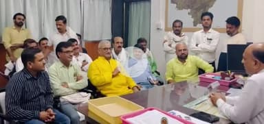 कटनी नगर: बिजली कटौती और लो-वोल्टेज की समस्या को लेकर कांग्रेस पार्षद दल ने शांति नगर विद्युत कार्यालय में किया प्रदर्शन