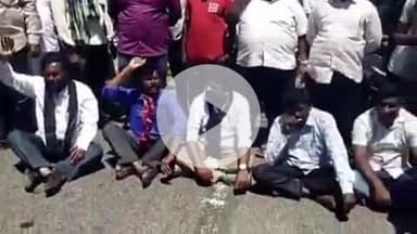 నేరేడుచర్ల: చిల్లేపల్లి పరిధిలోని కోదాడ -జడ్చర్ల హైవేపై ఉన్న టోల్ గేట్ వద్ద నేరేడుచర్ల అఖిల పక్ష పార్టీ శ్రేణులు నిరసన