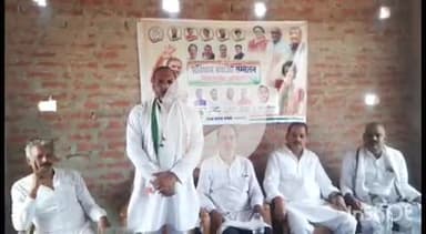 कुंडा: बहोरिकपुर वार्ड में यूथ कांग्रेस ने विधानसभा स्तरीय 'संविधान बचाओ सम्मेलन' का किया आयोजन