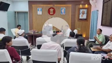 कहरा: समाहरणालय में डीएम दीपेश कुमार की अध्यक्षता में विभिन्न योजनाओं पर हुई बैठक, दिए निर्देश