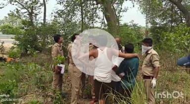 कुंडा: मानिकपुर थाना क्षेत्र के प्रयागराज-लखनऊ हाईवे पर रेलवे लाइन के बीच झाड़ियों में मिला युवक का शव