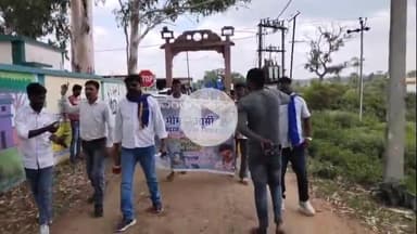 हज़ारीबाग: नाबालिग से गैंगरेप के आरोपी की गिरफ्तारी की मांग को लेकर भीम आर्मी ने कटकमसांडी थाना का किया घेराव