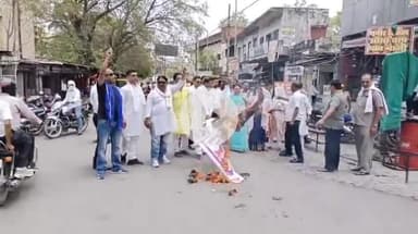 झांसी: बुंदेलखंड निर्माण मोर्चा ने कचहरी चौराहे पर 19 विधायकों और 5 एमएलसी का फूंका पुतला